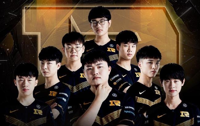 隊捧起獎杯 隊捧起獎杯